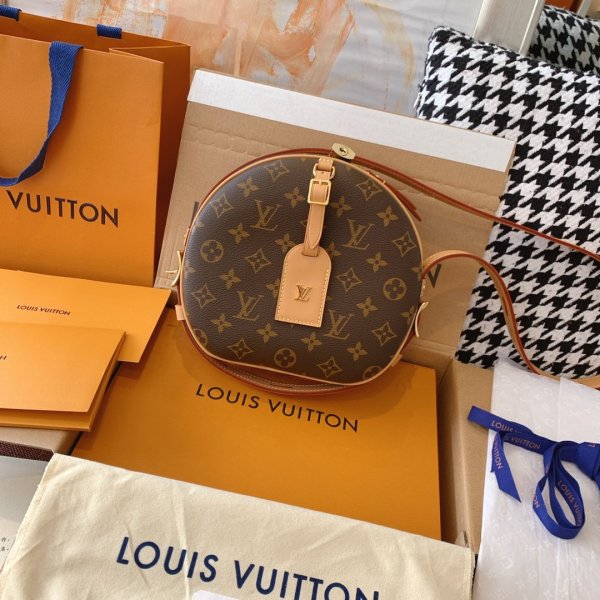 Replica Louis Vuitton Christopher XS Bag In White Leather M58493